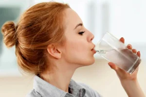 تأثیر نوشیدن آب بر سلامت و شادابی پوست